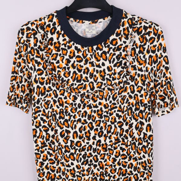 Närbild på t-shirt med leopardmönster och ribbad krage