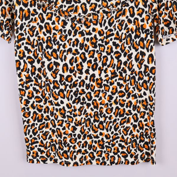 Närbild på nedre delen av leopardmönstrad t-shirt