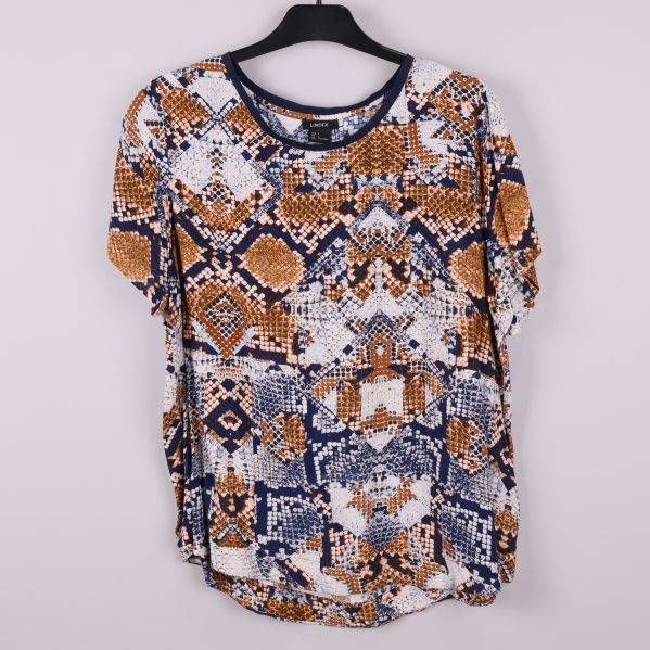 Framsida av brunblå kortärmad t-shirt med grafiskt mönster