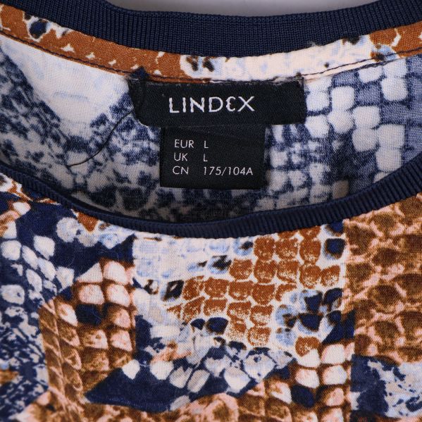 Närbild på Lindex-logotyp på insidan av halsen