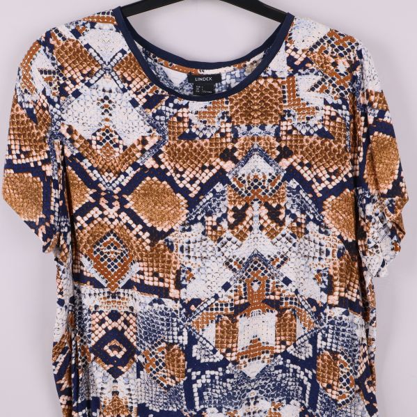 Närbild på t-shirtens grafiska mönster framtill