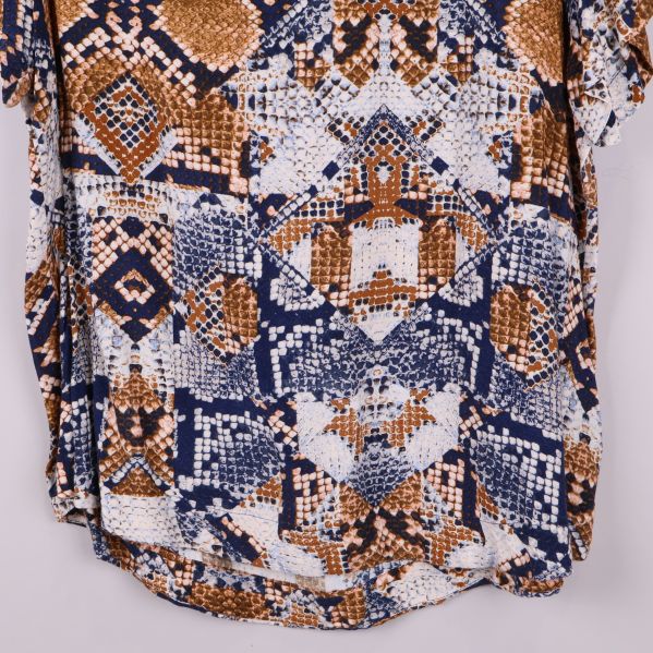 Närbild på t-shirtens nedre del och material