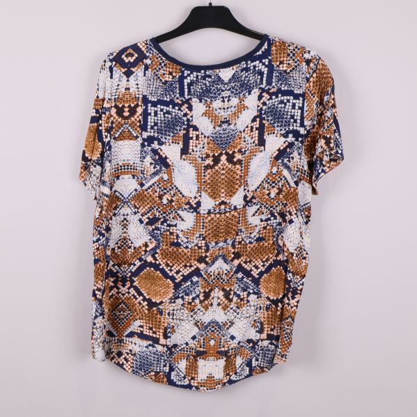 Baksida av brunblå t-shirt med samma grafiska mönster