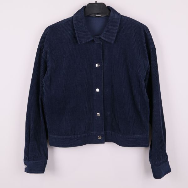 Framsidan av mörkblå manchesterjacka med knappar