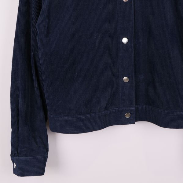 Detalj på jackans nedre framkant och ärmslut