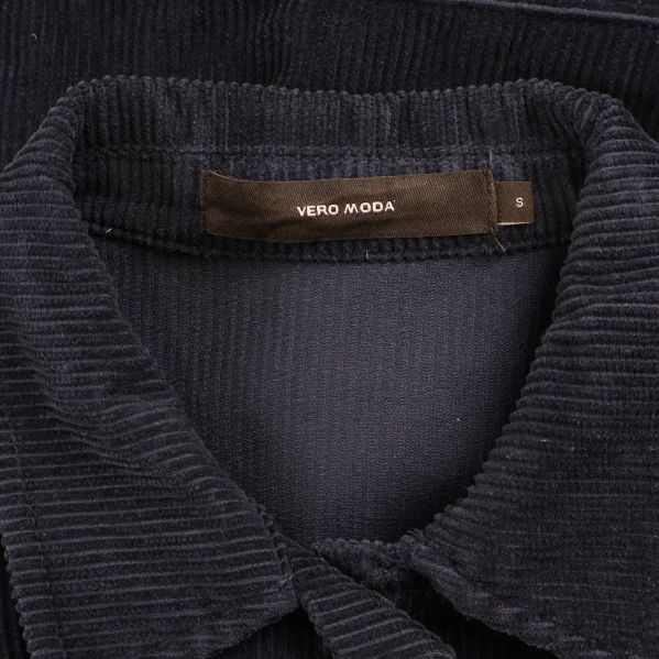 Närbild på Vero Moda märkesetikett i kragen