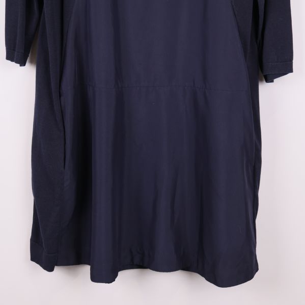 Nederdel av klänningen med slät textur