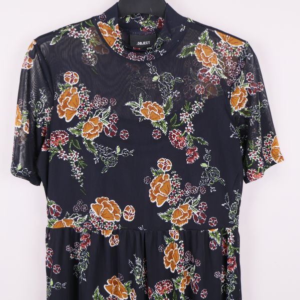 Övre del av blommig meshklänning med transparent tyg