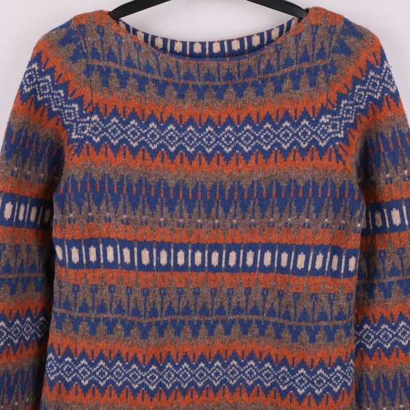 Närbild på tröjans färgglada och geometriska mönster upptill