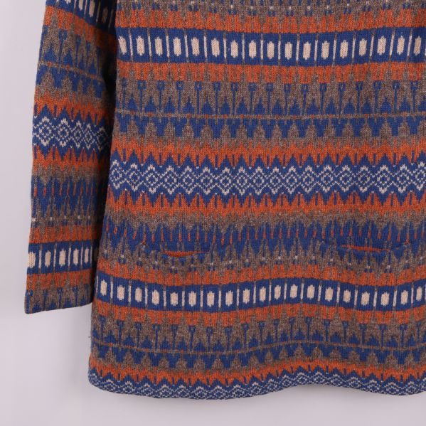 Nederdel av tröja med blått och orange mönster