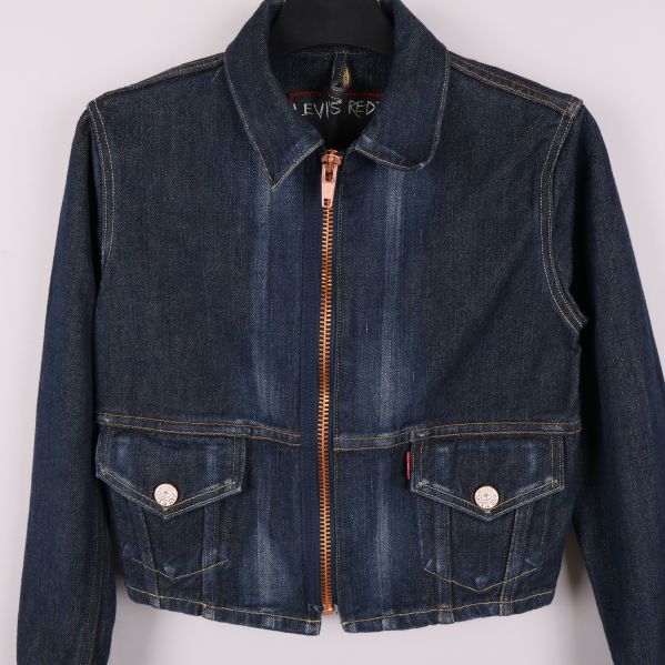 Framstycke av jeansjacka med dragkedja och detaljer