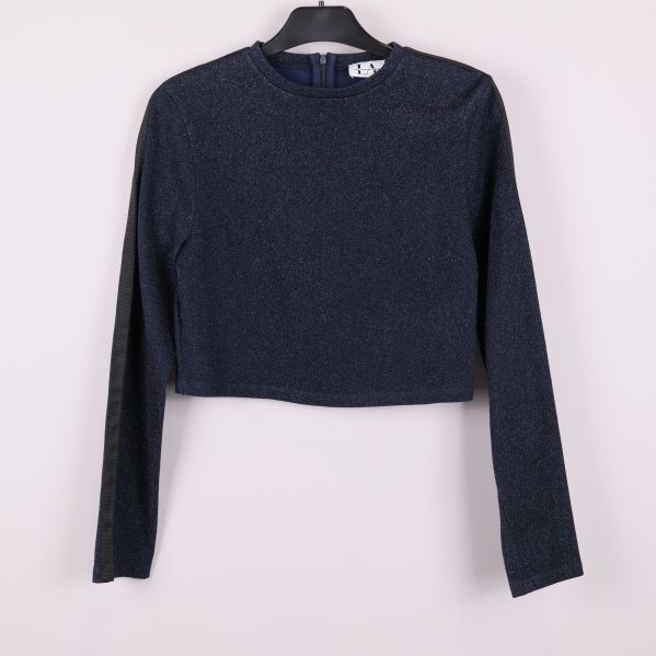 Framsida av mörkblå glittrig croppad topp med långa ärmar