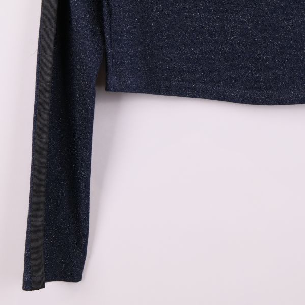 Närbild på ärmen med ribbad mönsterdetalj längs sidan