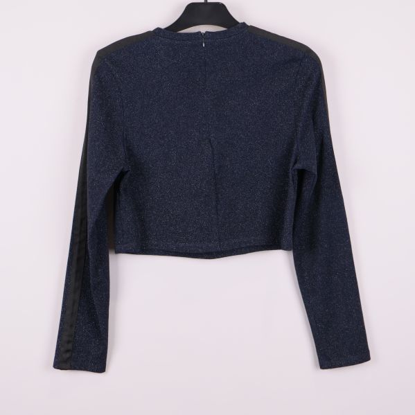 Baksida av mörkblå glittrig croppad topp med dragkedja