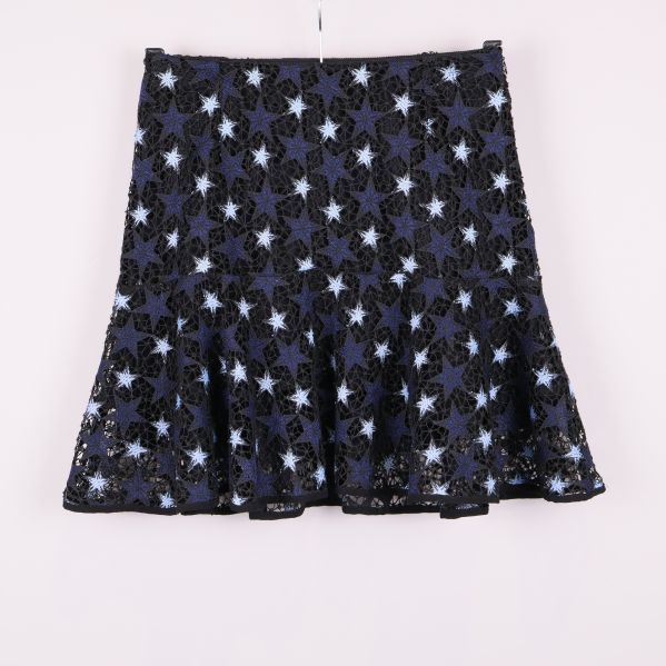 Kort kjol med broderade blå och vita stjärnor framifrån