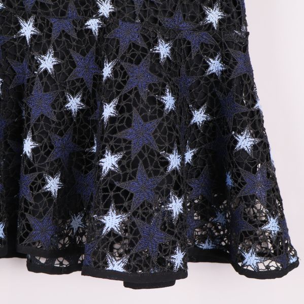 Närbild på nederkanten med tätt broderade stjärnor