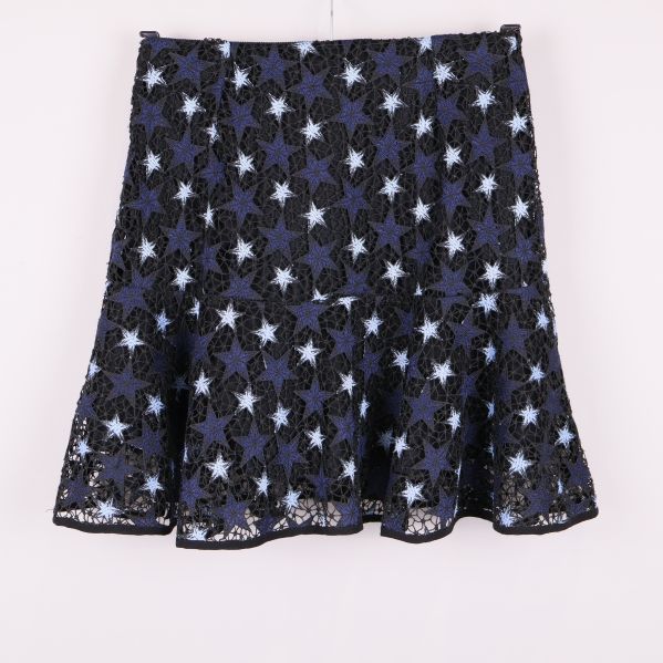 Kort kjol med stjärnmönster visad bakifrån