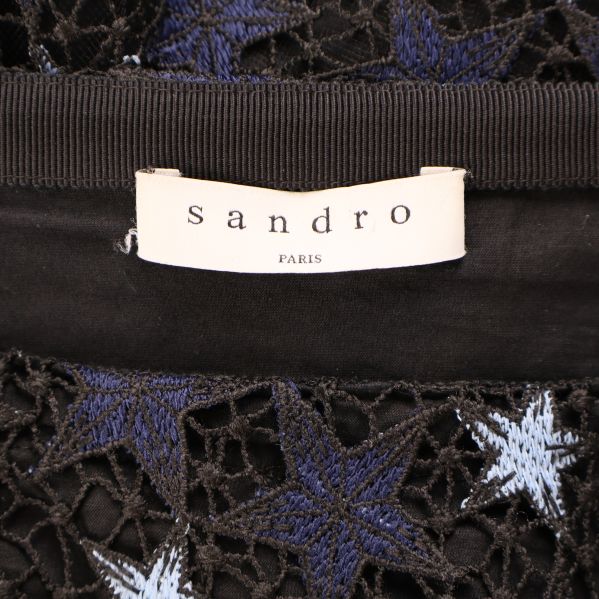 Närbild på Sandro Paris-märke på kjolens insida