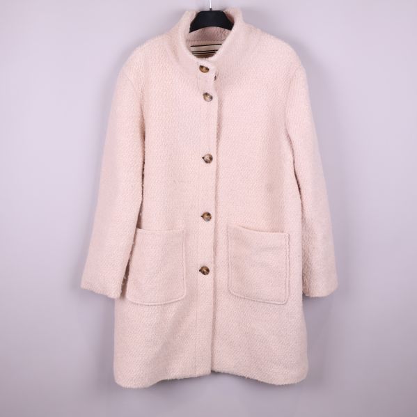 Beige kappa med knappar och fickor framtill