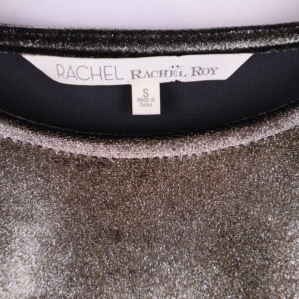 Närbild på märkeslapp med Rachel Roy i halsen