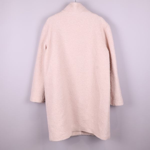 Baksida av beige kappa med rak passform