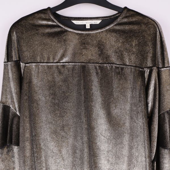 Glittrig topp framifrån med fokus på överdel och ärmar