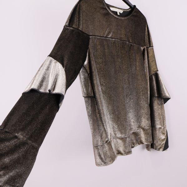 Topp från sidan som visar volangärmen