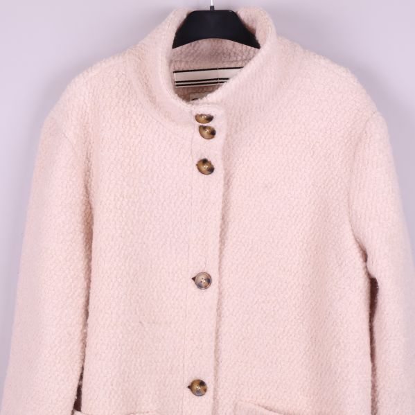 Närbild på kappans överdel med knappar och krage