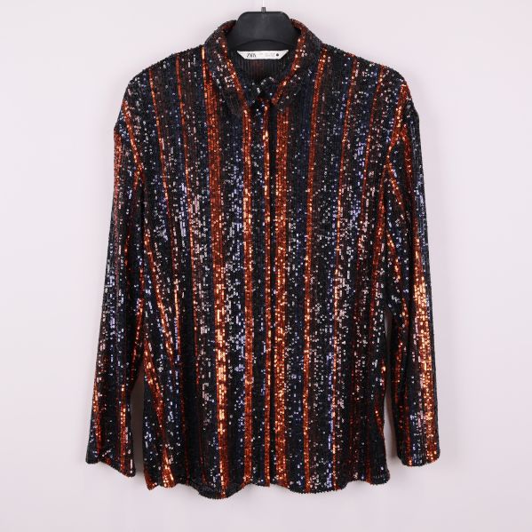 Framsidan av paljettmönstrad skjorta med vertikala ränder