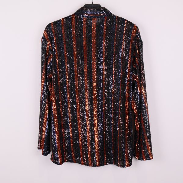 Baksidan av skjortan visar samma paljettmönster