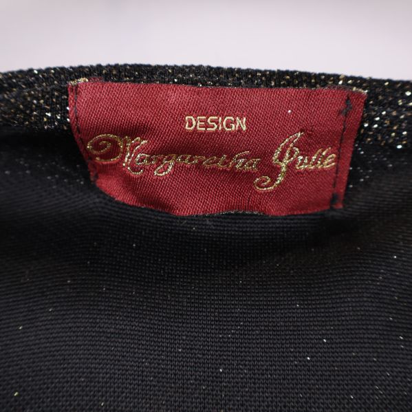 Närbild av Margaretha Julle Design etikett i nacke