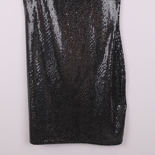 Närbild på nedre delen av paljettklänning