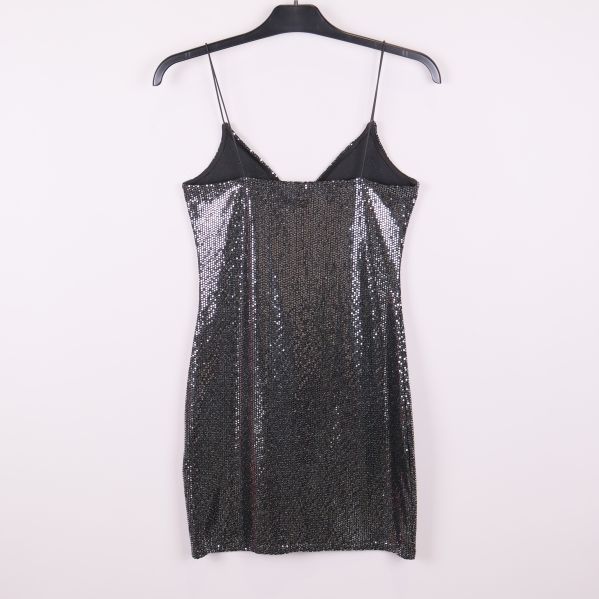 Baksida av svart paljettklänning med glittrande yta