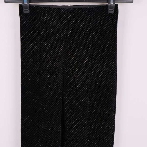 Detaljbild på det glittriga tyget framtill på tightsen