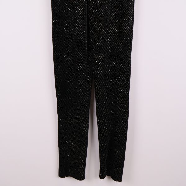 Detalj av ben på svarta tights med glitter