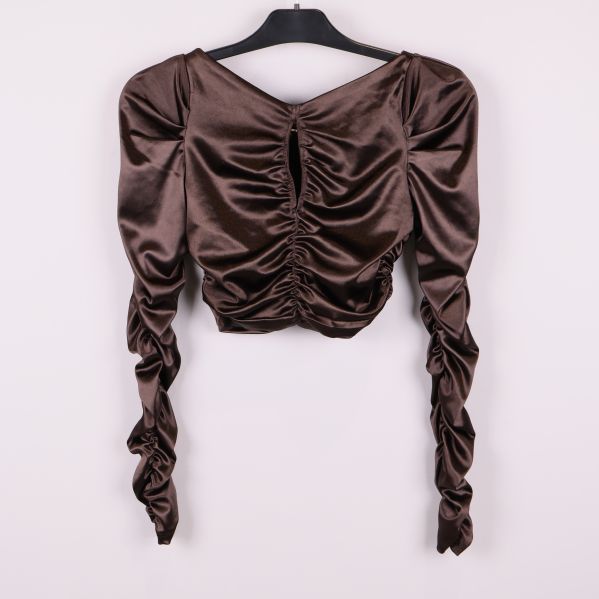 Brun glansig topp med drapering och puffärmar framifrån