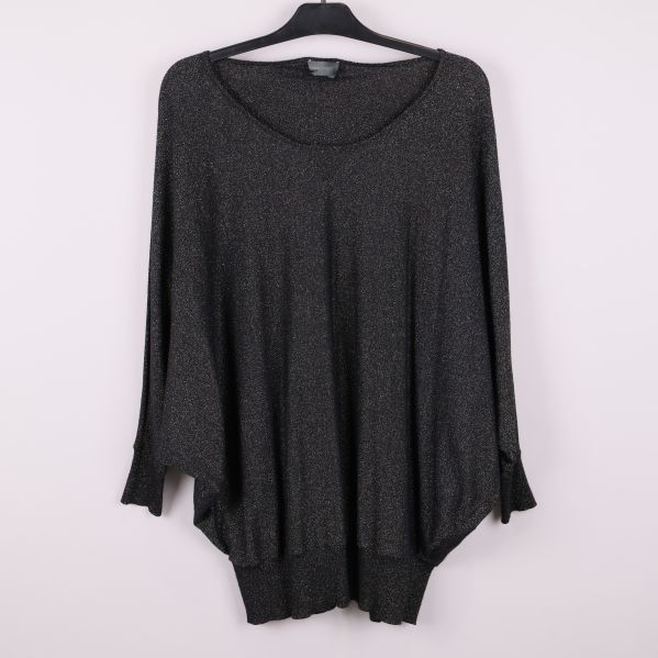 Svart glittrig topp med fladdermusärmar framifrån