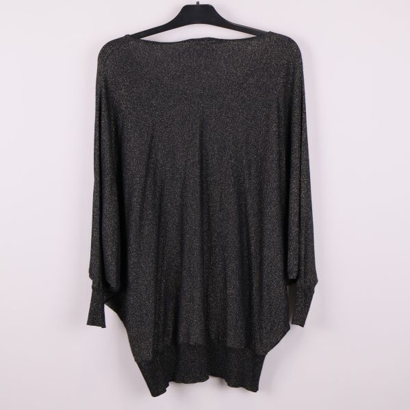 Svart glittrig topp med fladdermusärmar bakifrån