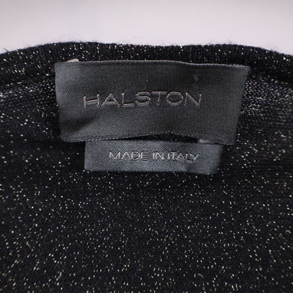 Närbild på Halston-märke i nacken på toppen