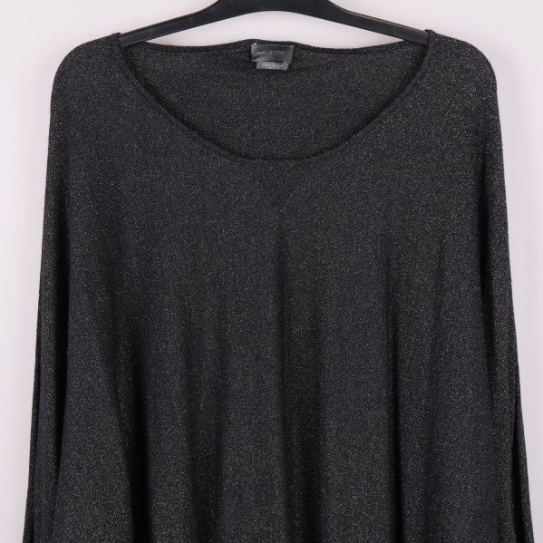 Toppens halsringning och överdel i närbild