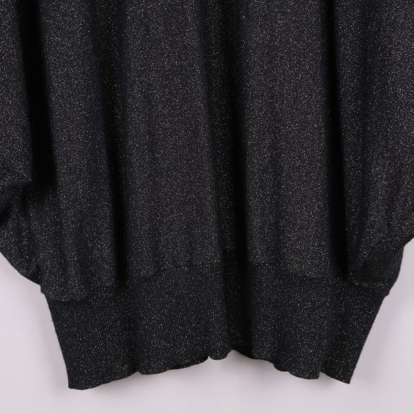 Närbild på mudd och nederkant av glittrig topp