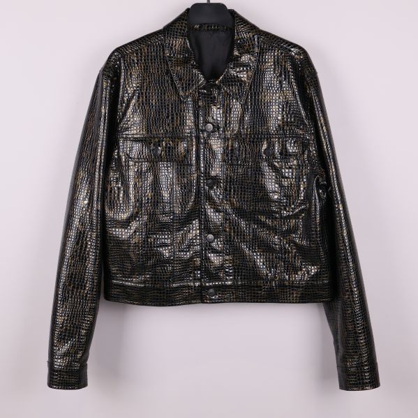 Blank jacka med ormmönster framifrån hängandes på galge