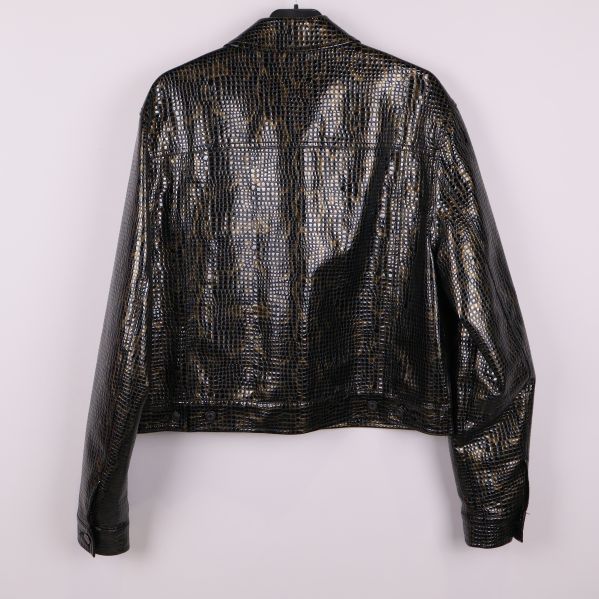 Blank jacka med ormmönster bakifrån på galge