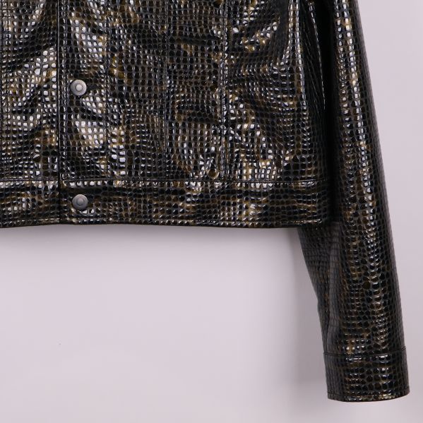 Närbild nedtill på jackans framsida med knappstängning