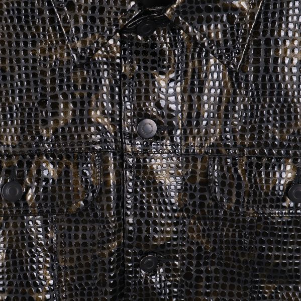 Närbild på blankt ormmönstrat tyg och knappar