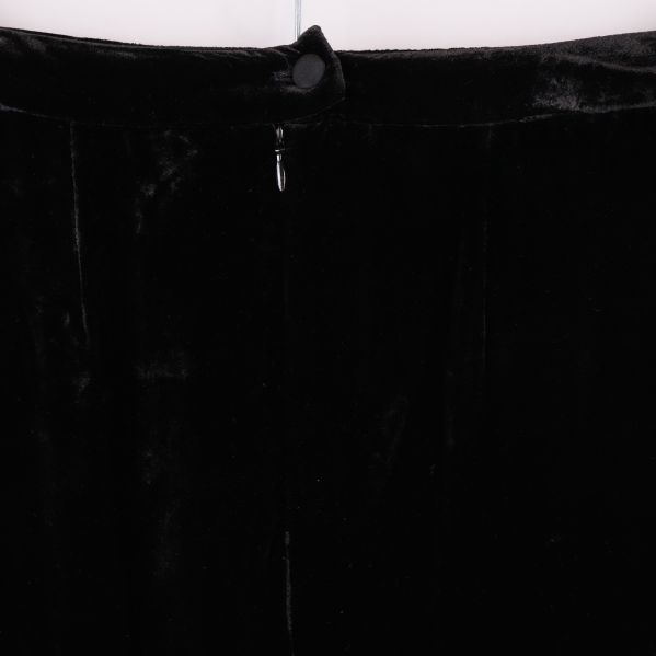 Närbild av midjan med sammetsyta och knapp