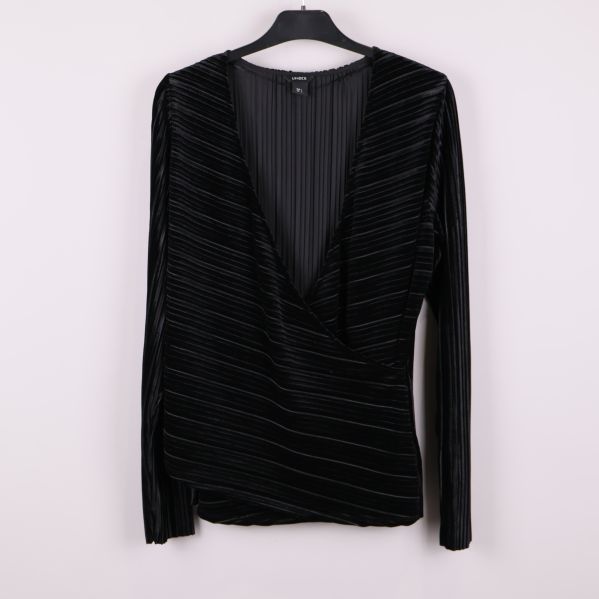 Svart samet topp med omlott och djup v-ringning frontvy