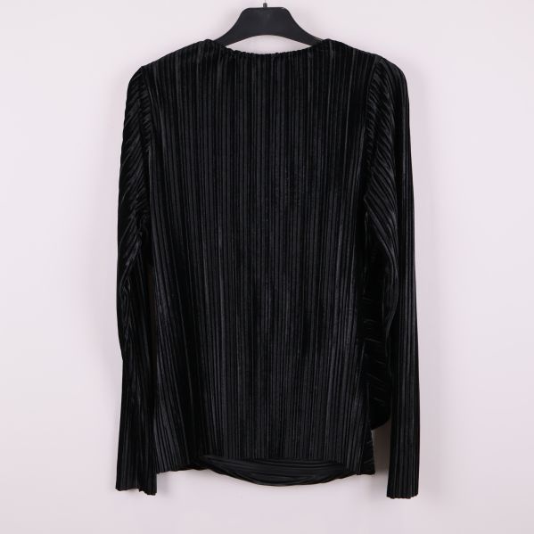 Svart topp i sammet i helhetsvy bakifrån