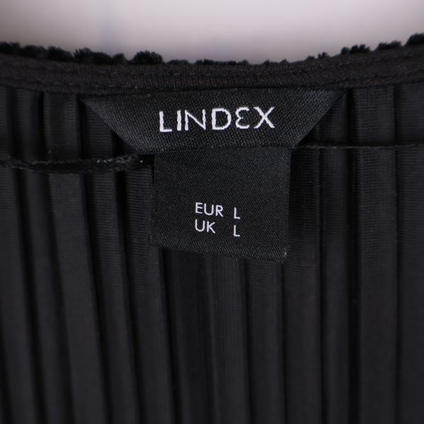 Närbild på Lindex logotyp och storleksetikett storlek L