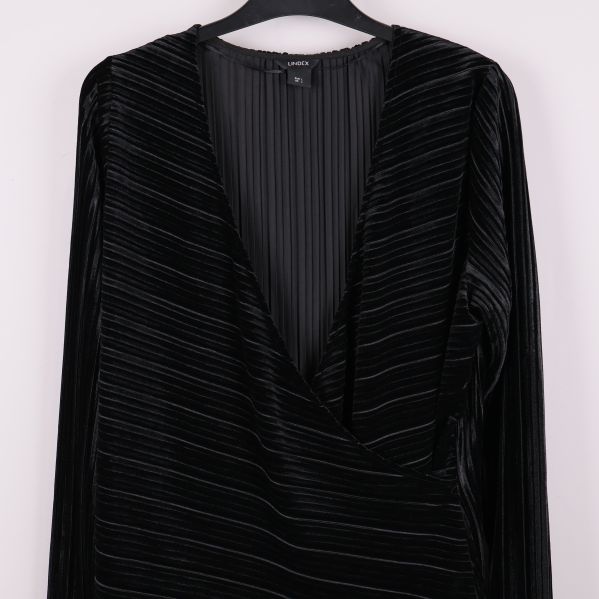 Närbild svart omlottopp